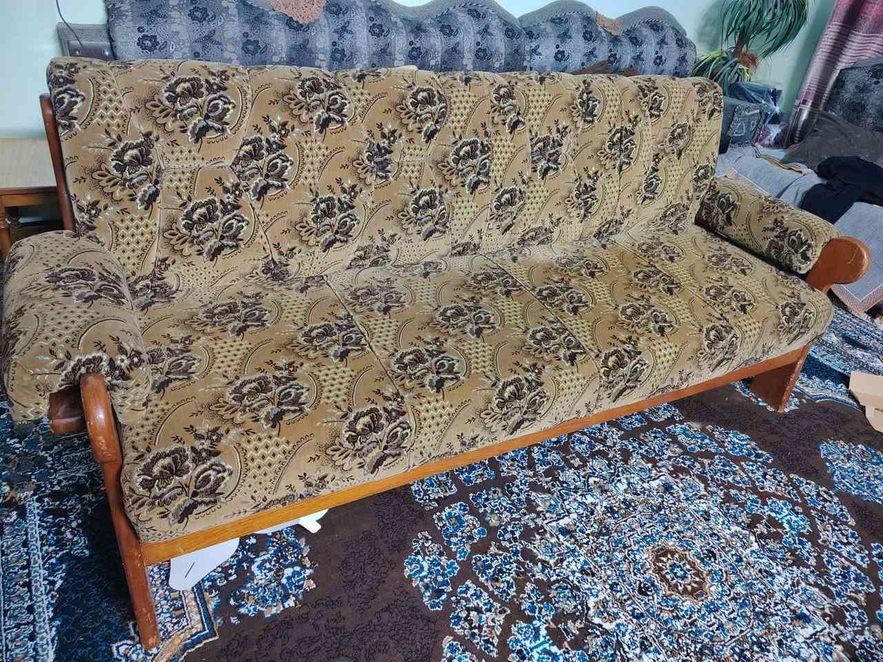 نص طخم خشب درجه اولى شرط النظافه ٢ قطعه صغيره و ١ قطعه كبيره مع طبلات يصلح للمكتب او چيخانه او شقه السعر ١٠٠ وبي مجال 
موصل _ الايسر 
***********
يحتوي واتساب
