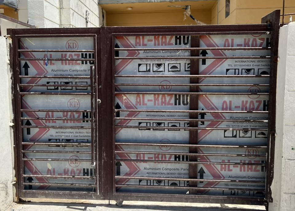 السلام عليكم 
باب حديد خارجي للبيع
قياسات 
عرض : الباب  2 متر
الارتفاع : 180 سم
نظيف 
استخدم سنتين 
السعر ٣٥٠ الف
الاتصال على الرقم : ***********
