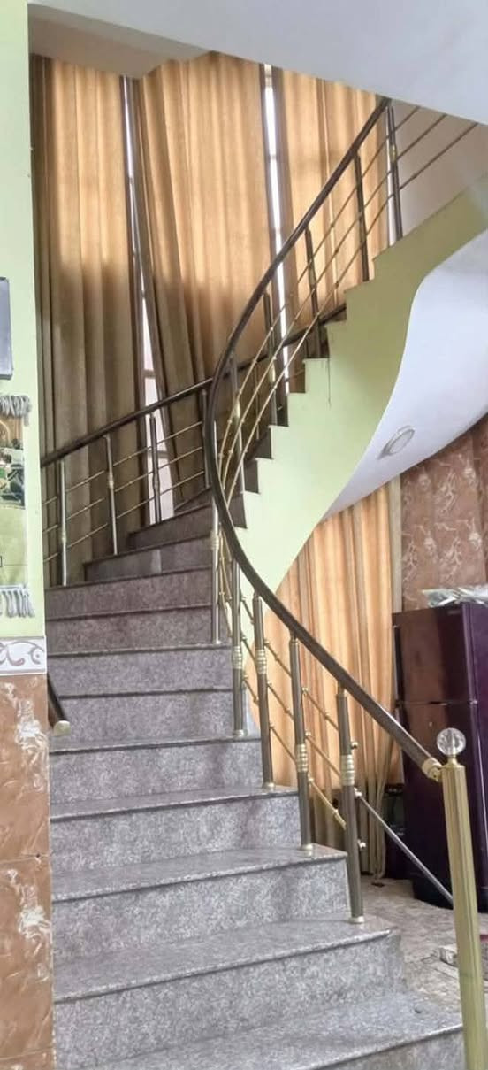 السلام عليكم دار للبيع طابو صرف المساحة ٢١٠م المكان حي الزهراء خلف المعهد قرب شارع القوس البيت يحتوي على استقبال وغرفة ومطبخ وصاله وصحيات داخلية وخارجية وطارمه ومناور عدد٢ والطابق الثاني يحتوي على ثلاثة غرف وصالة وصحيات اساس كونكريت البناء طابوك درجة أولى للأستفسار اتصال ***********
