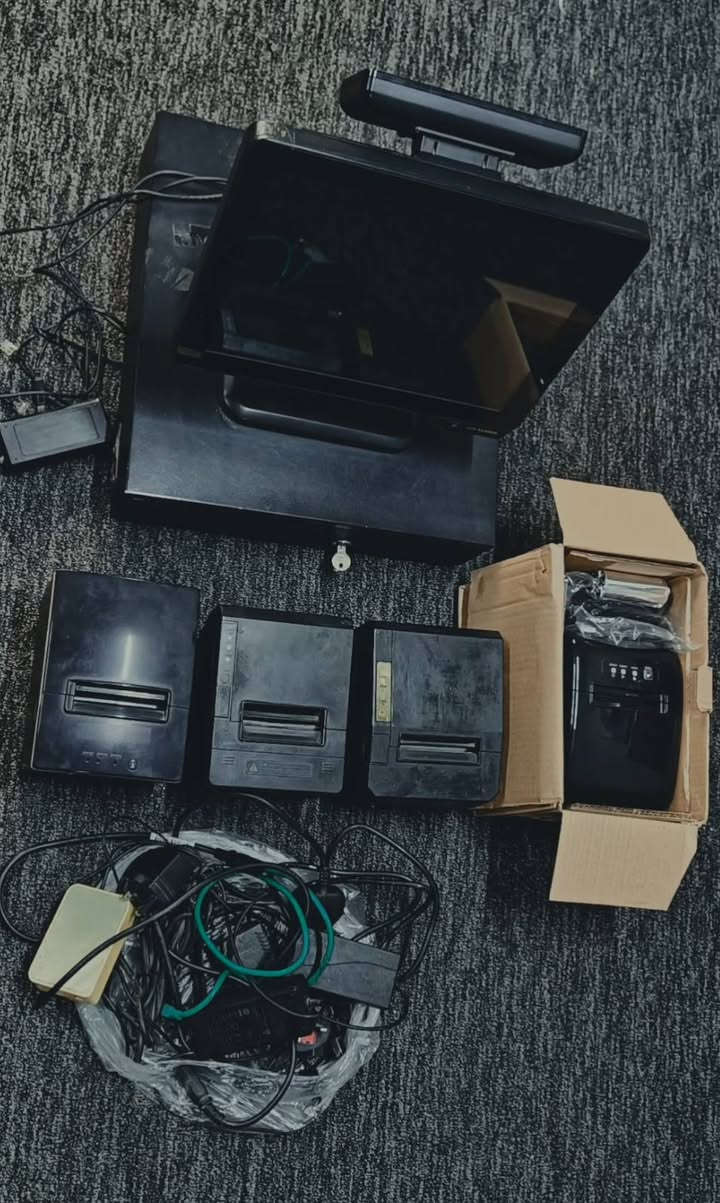 للبيع للبيع كاشير 

مكونات الكاشير:
✅ شاشة كاشير (لمس) مع قاعدة
✅ درج معدني قوي مع مفتاح
✅ طابعات عدد 4 فواتير حرارية
✅ كوابل كهرباء كاملة
✅ نظام المربع الاصلي مثبت داخله 
(نظام معروف وسهل الاستخدام) 

🔸كاشير متكامل بسعر مناسب 
كل شيء جاهز بدون ما تشتري قطع إضافية

💰السعر 950 وبيه مجال 

📍النجف حي السلام


**إذا كنت صاحب هذا الإعلان وتريد حذفه لأي سبب، رجاءا أرسل رسالة إلى الدعم الفني**