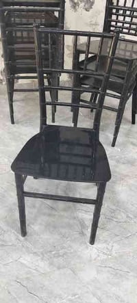 كراسي بلاستك اسود للبيع العدد 30  سعر الميز الواحد 25  سكر الكرسي 10  ...