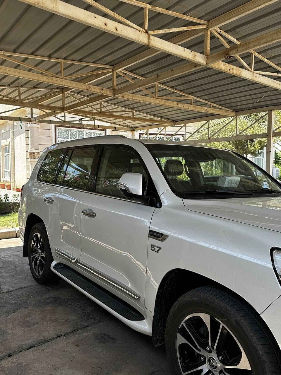 سلام عليكم لاند كروز 2021 فئة VXS السياره نضيفه بمعنة الكلمه مكفوله كفاله عامه عدا بارد اصبعين اسفل باب الصدر مرفق السونار مع المنشور 
موصفات:
8 ايرباك 
نضام جكات 
تبريد مقاعد
تحكم بل تبريد الخلفي 
شاشات خلفية
لايتتات LED 
مكينة 5.7
كامرات امامي 360درجه
حساسات امامية وخلفية
نقط عمياء
السياره معروفه موصافته
موصفات لكرز 
السعر 63000  
‏6دفاتر و30ورقة
الهاتف:***********
