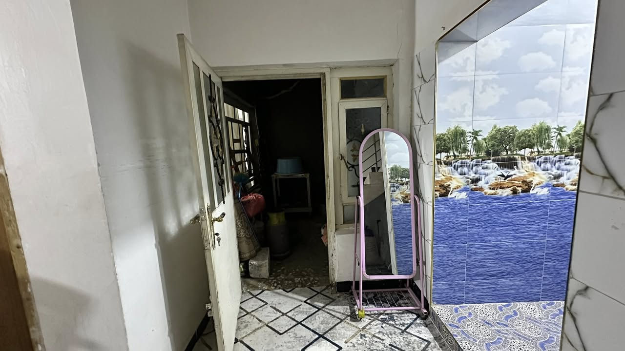 دار للبيع مساحه البيت ٢٠٠ متر طابو صرف  يحتوي الطابق الارضي على  (مطبخ واستقبال و هول وغرفه وصحيات ومنور ) 
الطابق الاول (سويت غرفه وصحيات )
بناء البيت حديث.
العنوان ابي غرق حي السلام 
السعر خاص 
او الاتصال على *********** _***********
