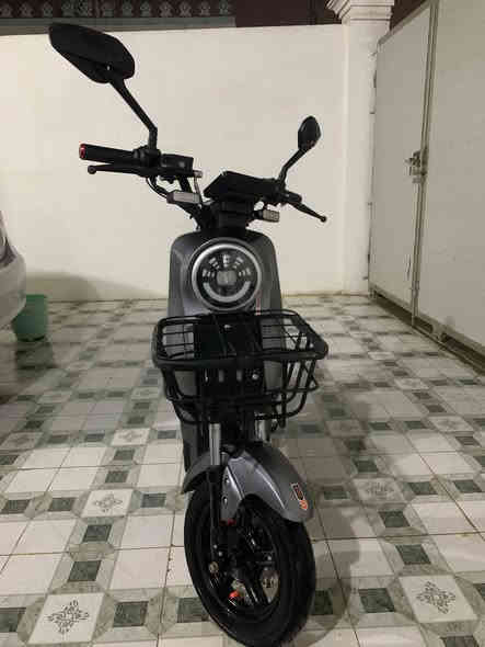 السلام عليكم 
دراجة R9 بعدهة جديده مستعملة شهرين فقط 5 بطاريات نظيفة مثل ما موضح بالصورة كهربائيات كلهة شغاله السعر 550 وبيهة مجال بسيط مكاني الرمادي
للأستفسار
***********
