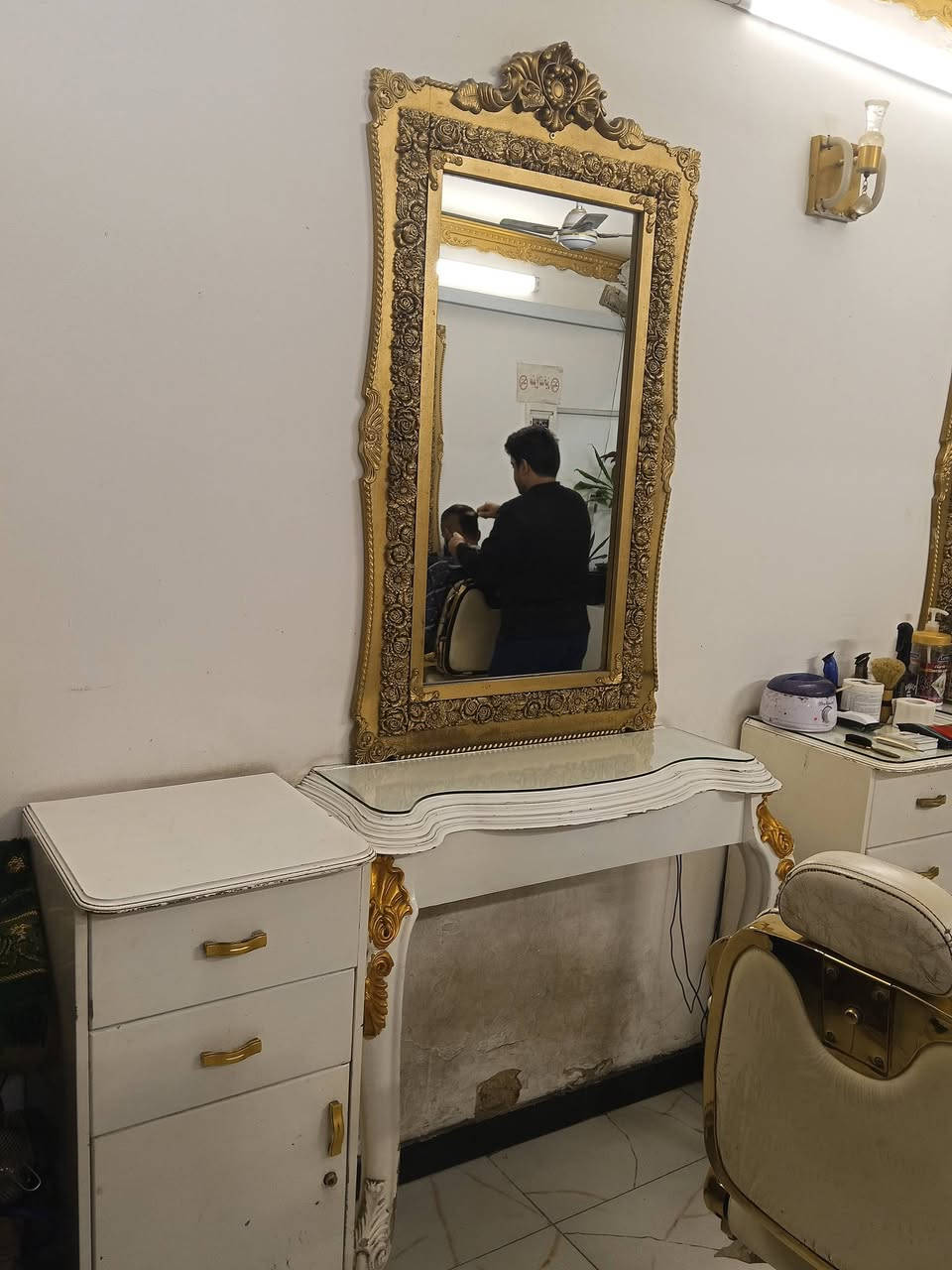 سلام عليكم عندي ميوزه 2 وكومديات 2 ومرايات 2 مال مثل الي بصوره حلاقه للبيع للستفسار ***********9
