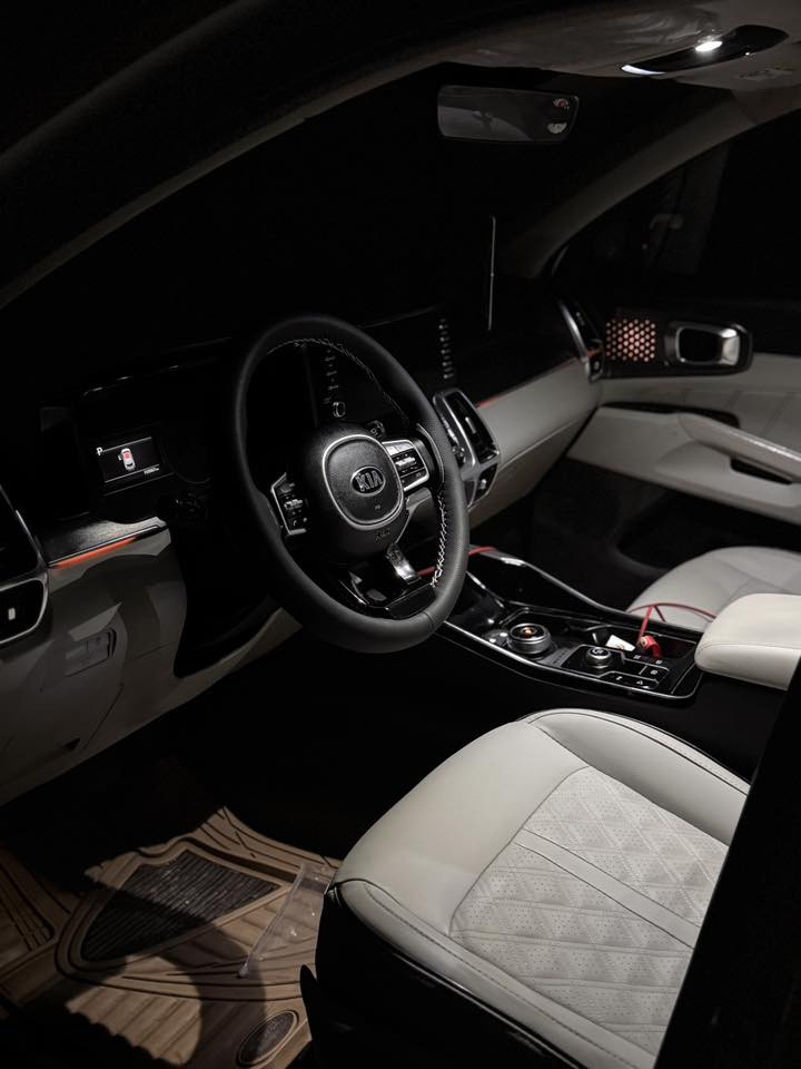 السلام عليكم
سورنتو 2021 فول موصفات ماشيه 160 

بنراما جلد مكينه 6سلندر السياره جديده  

مكاننن السياره الفلوجه السعر 240 وبيه مجال 

***********
