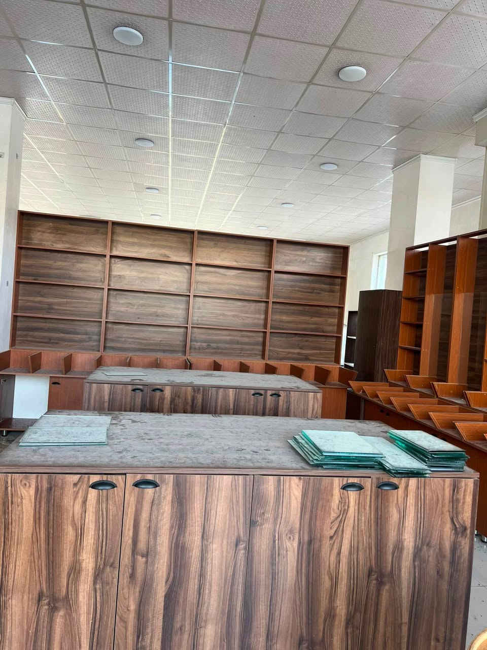 رفةى چرزات بؤ فروشتن زور زور خاوينه شةش مانك كارى كردوه هةموو دارى اصلى دروست كراوه *********** أربيل, العراق
