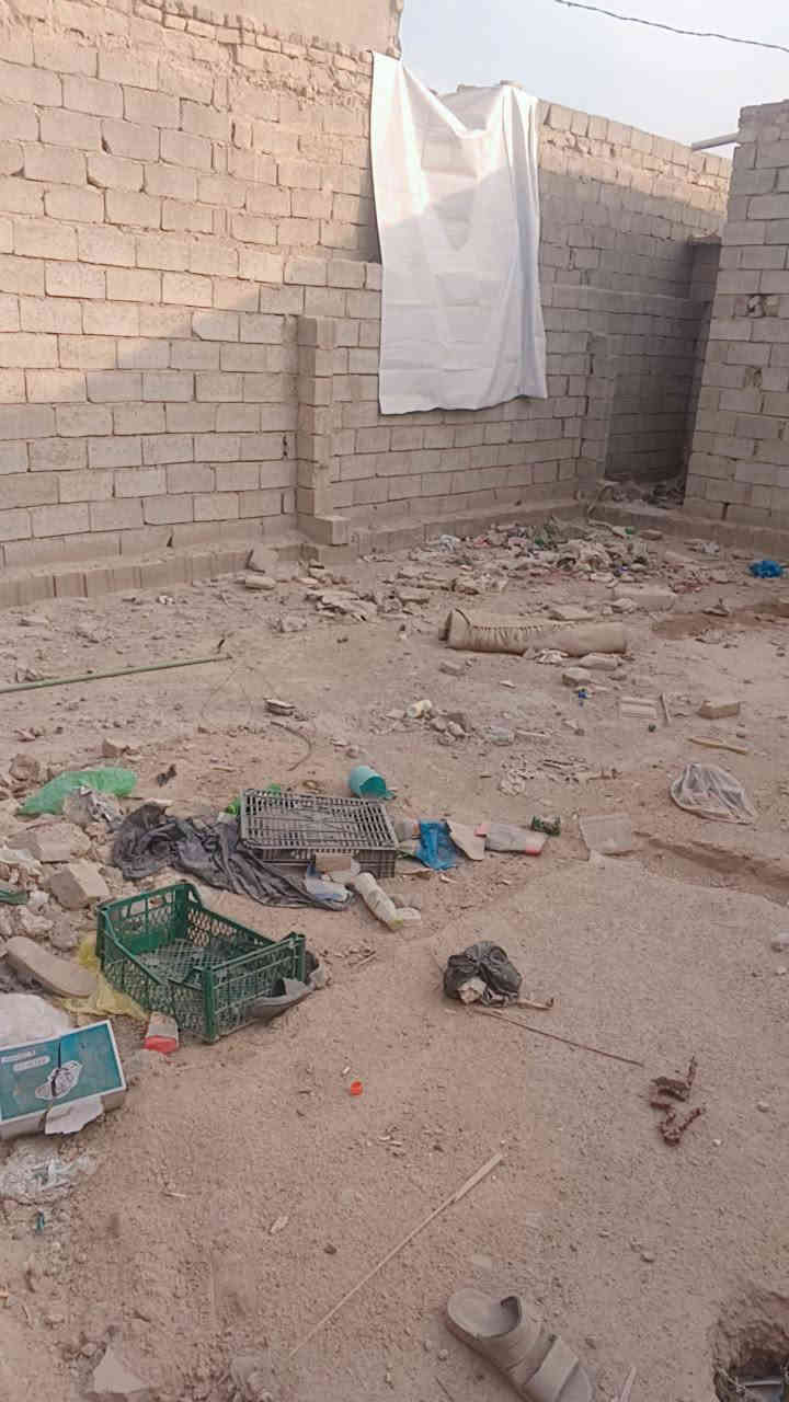 بيت للبيع المساحه 100متر ماكامل بيه غرفه كامله اوسياج اوتخاريخ بس مبنيات جميع الخدمات ماءكهرباء سوك موالده مكانه نجف شارع كربلاء عمود 136طريق ياعلي الشارع الصيدليه وطب قبل الخير السعر 7بيت مرقم مشمول قرار محكمه *********** النجف, العراق
