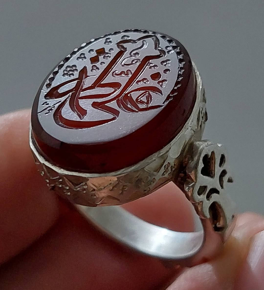 عقيق يماني احمر منقوش علي فاطمة خط كوثر صياغة يدوية ثقيلة قياس 22 بغداد ***********
