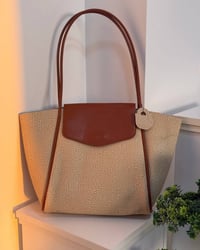 جنط نسائي  سعر المفرد 15 آلاف دينار سعر الدرزن 132 ألف دينار قياس 28 ×...