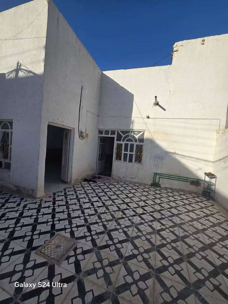 بيت لبيع بشارع المطار القديم المساحه ١٥٠متر الساس كونكريت السكف عكاده البناء بلوك يحتوي على غرف ٢ وصاله ومطبخ وستقبال ومكشوفه وصحيات وطارمه السعر ٣٤ وبي مجال قليل  للستفسار ***********
