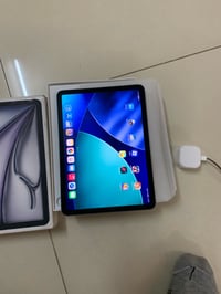 ايباد airآير 6 .معالج M2 ذاكره 128 بطاريه 87 ….نضيف شخوط خفيفه بالضهر ...