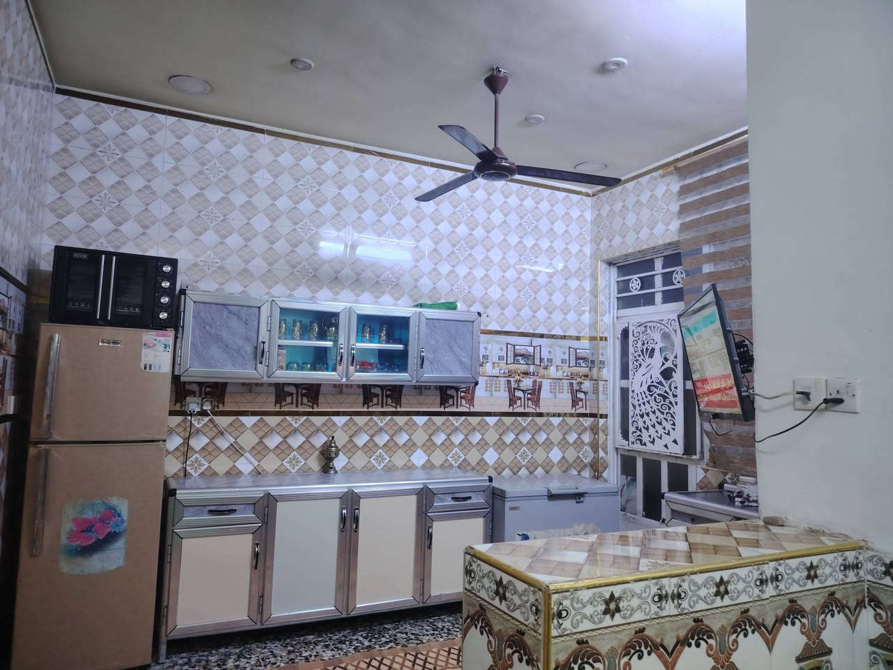 السلام عليكم
بيت البيع 75 متر خلفيه طابو حي طارق الوسط مقابل المدرسه فرع عالم الحليب 
البناء جديد الأساس رفت طابوق جمهوري
جوه استقبال مطبخ واسع هول كامل واضح
الفوك غرفه النوم واسعه بناها درجه أولئ
بيتونه كامله نقص بس ابياض وكلشي مسس كهربا بيبان شبابيك فقط ابياض وكاشي وتفاصيل اكثر خاص او
على رقم ***********
