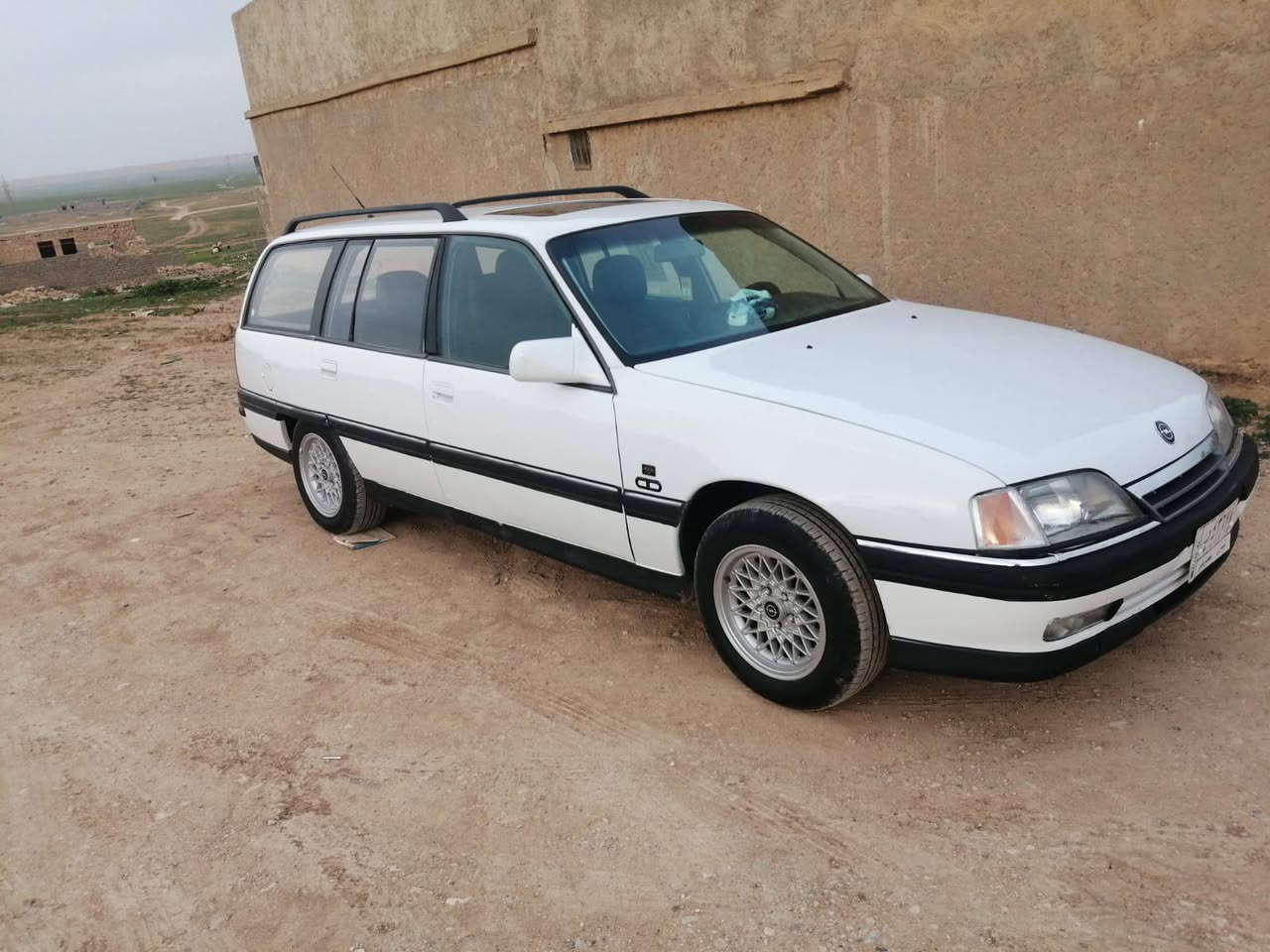 السلام عليكم 
اوبل اوميكا للبيع 
موديل 91 محرك 20 كير عادي محرك وكير شرط 
رقم الماني سنويه  2029
كابون بنزين بي صبغ حزام جمالي شرط بدون دعم سياره حلوه جهازه السعر 35
‏‪0751 857 9249‬‏
