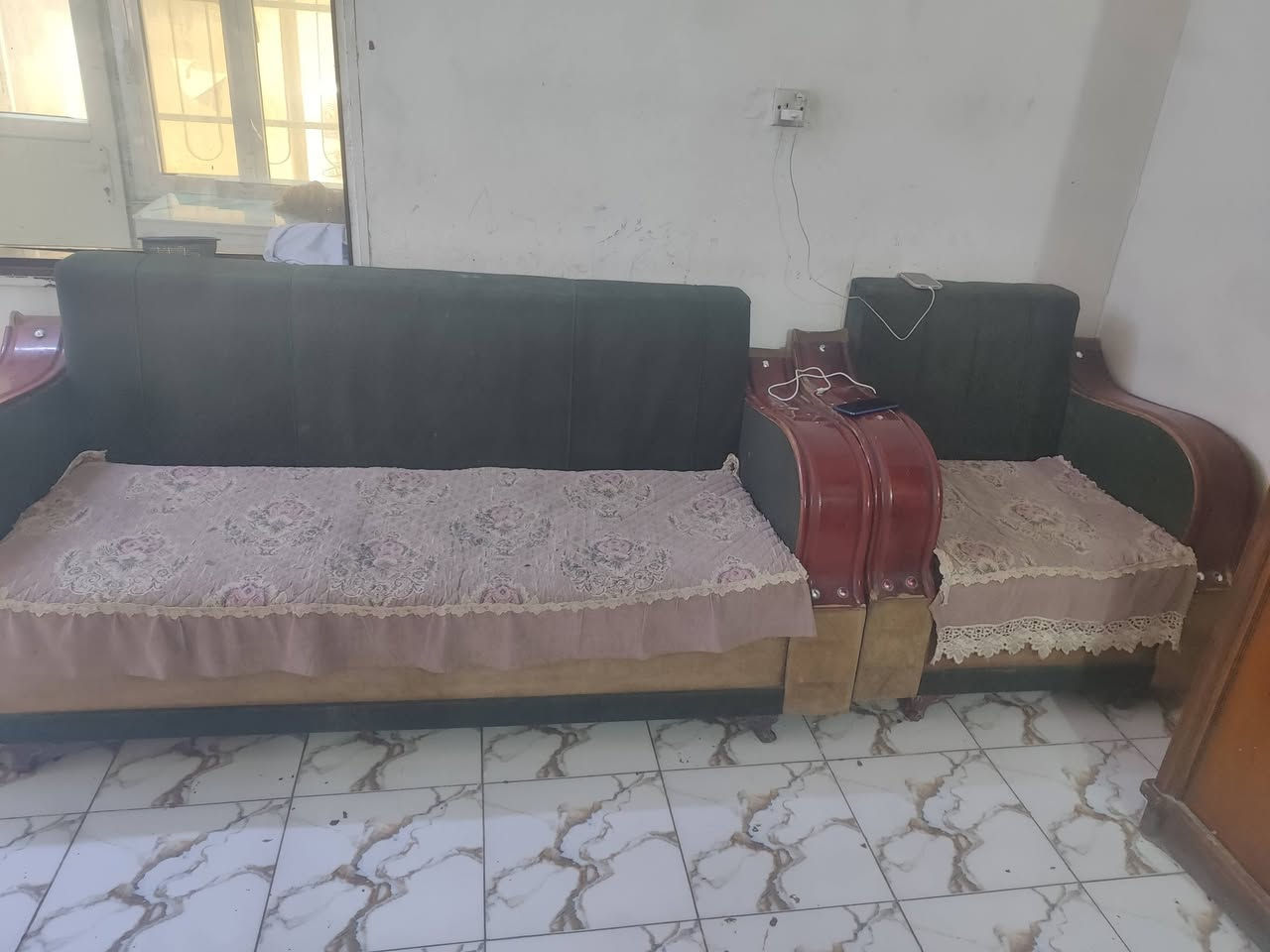 سلام عليكم تخم جديد لا كسر ولا شي توصاه قنفات ثنين وكراسي ثنين مكان حله ستفسار ***********
