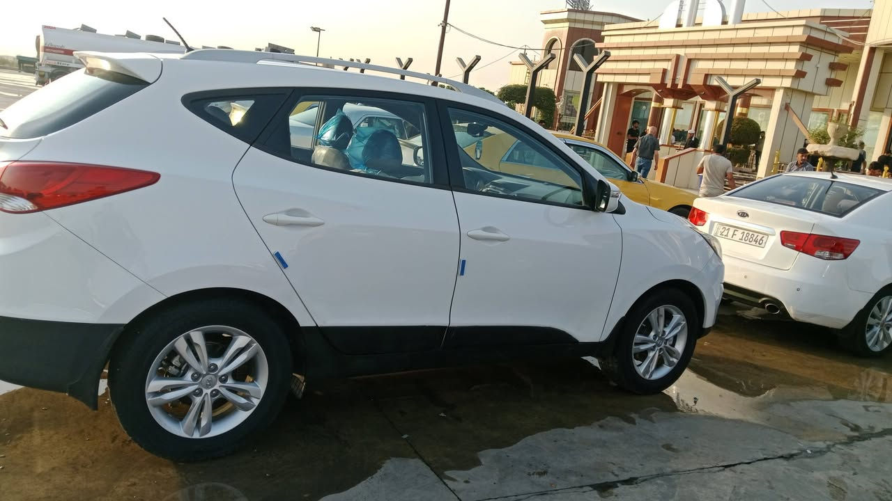 سلام عليكم توسان موديل 12 خليجي رقم سليمانيه انكليزي بسمي هزة وسنويه جدد كفاله ماعدا برد موضح بسونار السعر 143وبيها مجال مكانها حله جزائر تحويل  ثاني يوم استفسار أكثر خاص او عل رقم ***********
