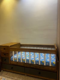 سرير طفل جديد وغير مستعمل نم شراؤه من القاسم للأثاث بسعر 250 آلف مطلوب...