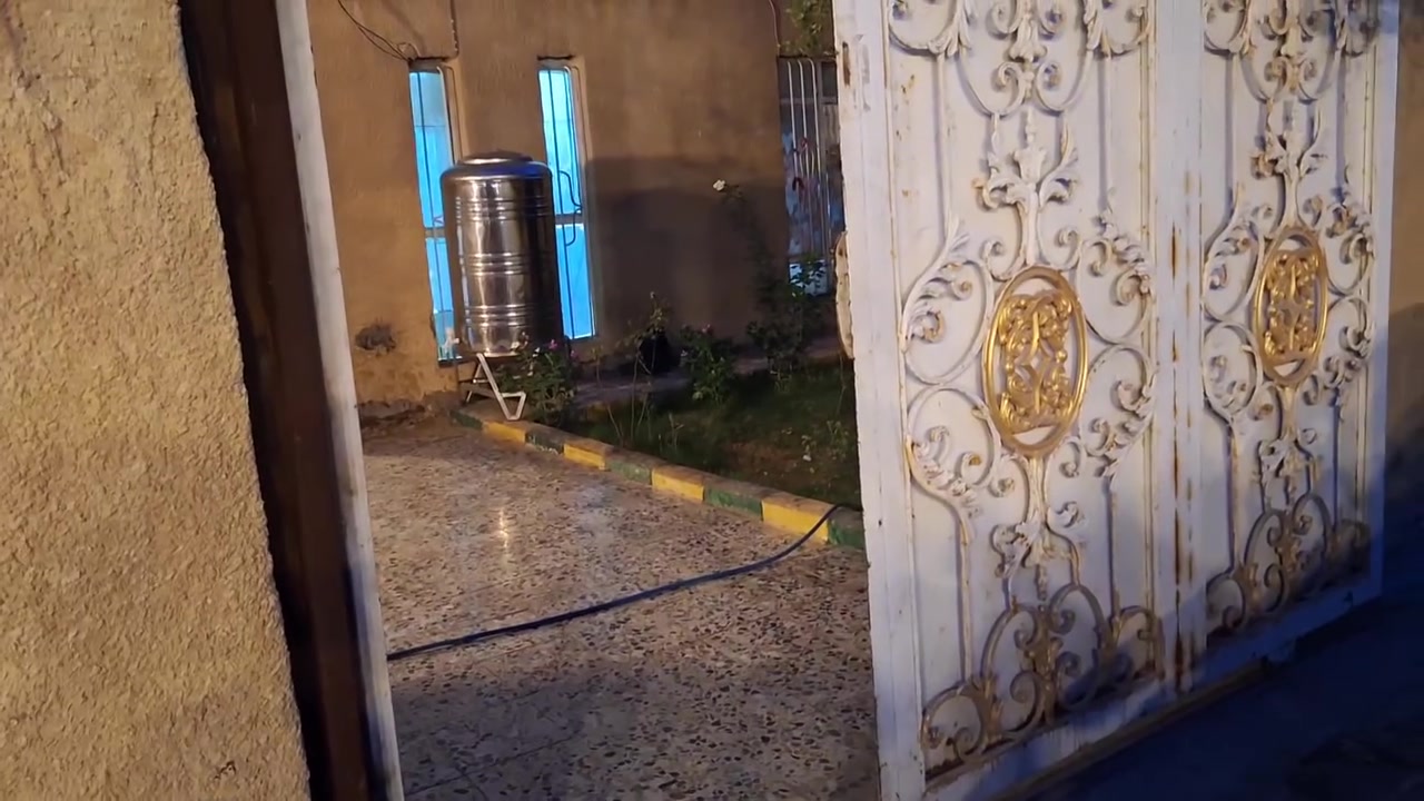 للبيع قطعة أرض مساحه ٢٠٠ متر طابو صرف تحويل باسم المشتري الواجهه ١٠ م ونزال ٢٠ متر الموقع كربلاء سوق العطيشي طريق الصالونات خدمات كامله تحتوي القطعه على بيت صب كونكريت بناء قديم استقبال وهول و٢ غرف نوم ومطبخ وصحيات السعر ١٨٠ مليون مجال بسيط للشراي للاستفسار اتصال على الرقم ***********/ ابو محمد المسعودي
