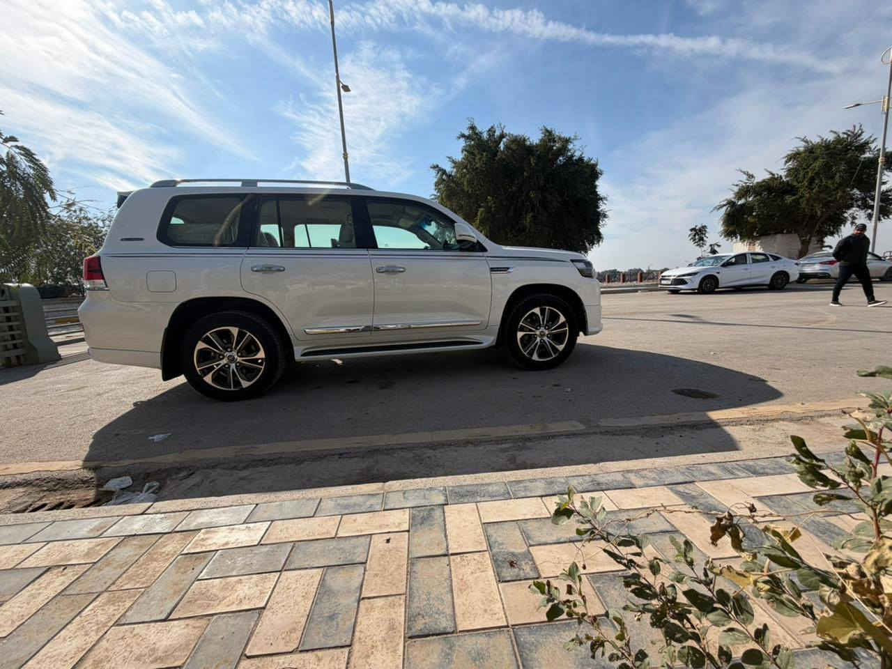 السلام عليكم لاندكروز موديل ٢٠٢٠ ساز الباب الأول رقم بغداد باسمي مكفوله كفاله عامه من كلشي ماشيه ٧٩ حقيقي السياره بالكوت مركز المدينه السعر المطلوب ٥٨$ الف ***********
