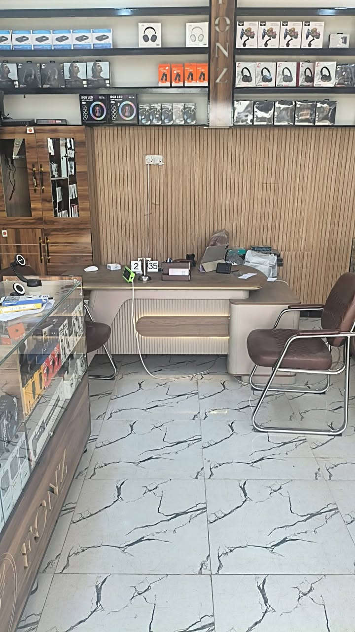 محل موبايلات يحتوي علئ اكسسوارات فقط البضاعة درجة اولئ سعر  البضاعه الموجوده بي حاليا 7 مليون والديكور كامل فاترينات عدد6 الرفوف تعليق عدد 3 ميز جام عرض عدد 3 ميز صيانه 1 مكتب + مكتبه شاشه بلازما + كاميرات عدد 2 نوعيه جيده تكلفه الديكور 5 مليون  السعر الكلي للمحل 12 مليون الشراي بيه خير ويدلل ابيع المحل شلعه والي يريد يئجر المحل ايجاره 200 الف
محل موبايلات يحتوي علئ اكسسوارات فقط البضاعة درجة اولئ سعر  البضاعه الموجوده بي حاليا 7 مليون والديكور كامل فاترينات عدد6 الرفوف تعليق عدد 3 ميز جام عرض عدد 3 ميز صيانه 1 مكتب + مكتبه شاشه بلازما + كاميرات عدد 2 نوعيه جيده تكلفه الديكور 5 مليون  السعر الكلي للمحل 12 مليون الشراي بيه خير ويدلل ابيع المحل شلعه والي يريد يئجر المحل ايجاره 200 الف 
عنواني كرمه علي شارع  العلي  قبل الجسر الاخضر
***********
