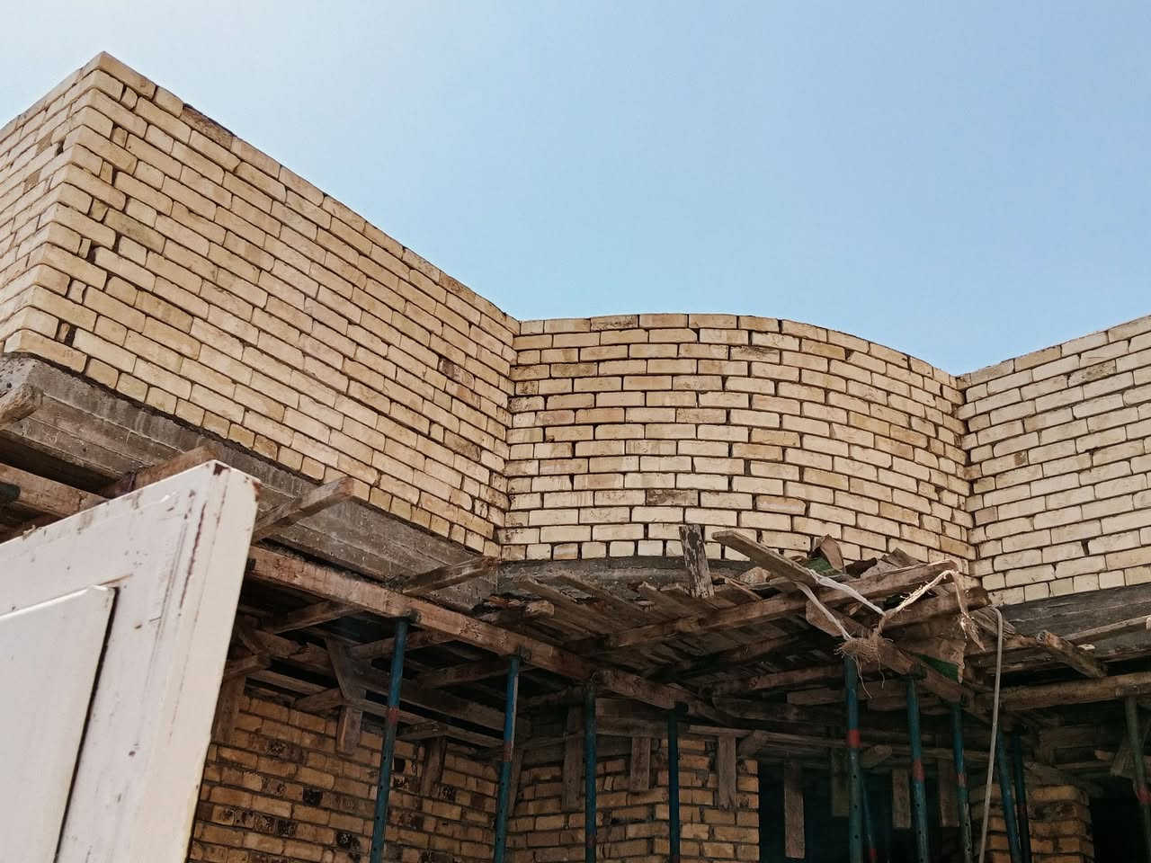 اخوان السلام عليكم ورحمة الله وبركاته خلفه بناء متفرغ حاليآ والشغل عداله ونضافه ودقه عاليه بلعمل اشراف تنفيذ الأتصال بلرقم ***********
