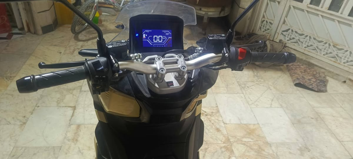 سلام عليكم دراجه   دايون ADV 200 (Dayun موديل 2025 طالعه 2026 المحرك: يأتي بسعة محرك 200 CC (وتتوفر منه نسخة 150 CC أيضاً).
نظام التبريد: يعتمد على نظام تبريد المياه لضمان أداء مستقر.
الإضاءة: مجهز بإضاءة LED بالكامل، بما في ذلك المصابيح الأمامية والخلفية.
نظام الفرامل: مزود بنظام فرامل ABS أمامي وخلفي لزيادة الأمان.
العدادات: يحتوي على شاشة TFT Digital لعرض كافة معلومات القيادة.
خزان الوقود: سعة التانك تصل إلى 17 لتر. بضافه دراجه بصمه وسويج طوارئ سعر الدراجه 2مليون تليفون ‏‪***********‬‏ غير متواجد عل فيس
