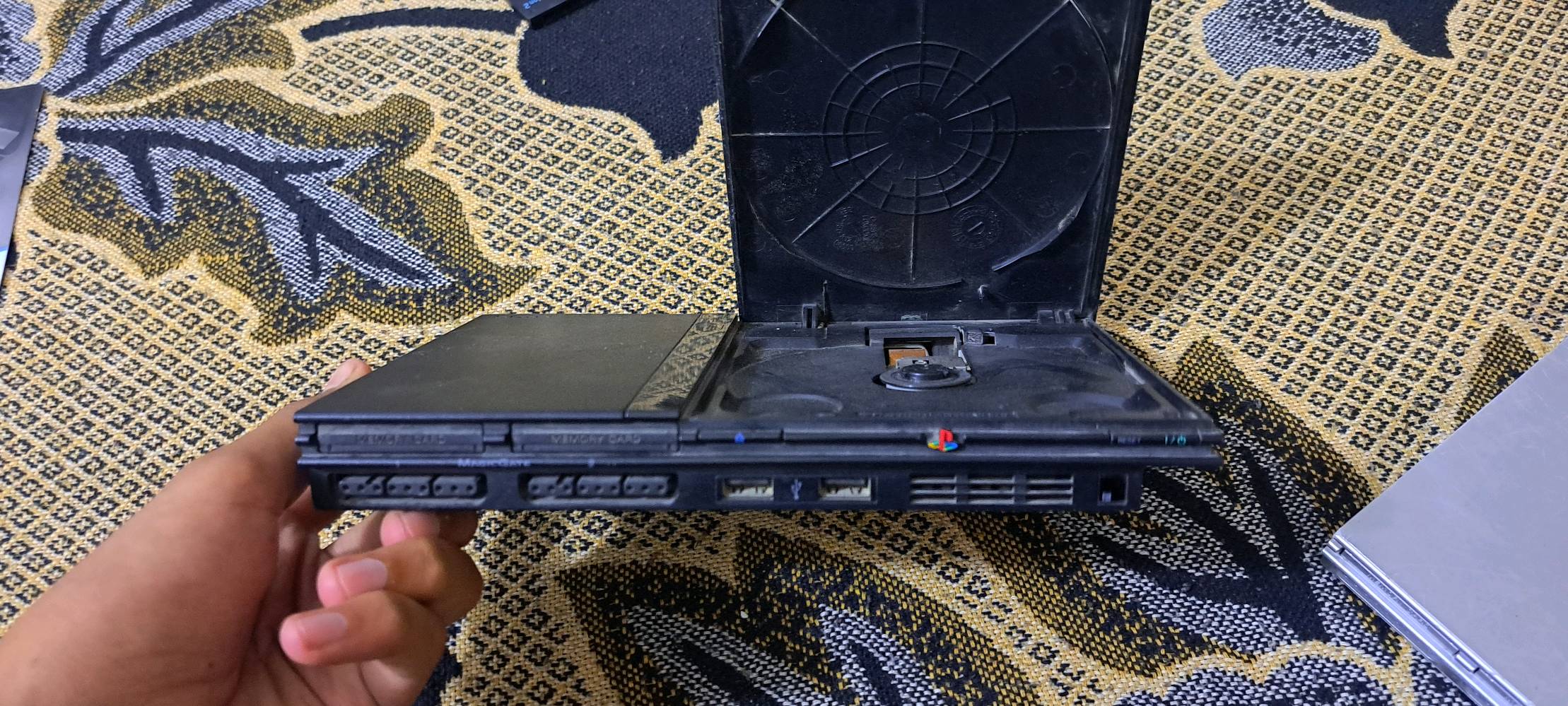 لاعنوان بغداد حي الجهاد المخابرات
بلي 2 نظيف جدا 
اختيار اللون اسود او فضي
مع يدة التحكم الاصلية صاير بي قطع و مصلح  يشتغل نفس ما جان 
و يدة تحكم تجارية
مع فلاش ميموري بي40 لعبة 
و كارت ميموري للتشغيل 
و التوصيلات مالتة المحولة و اسلاك الصورة