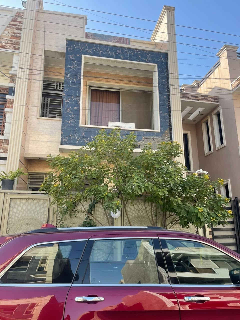 ‏سلام عليكم مشتمل للبيع المساحة 100 متر الواجهة 5: نزال/ 20 يحتوي على أربعة غرف نوم سويتات وصالة ومطبخ حار ومطبخ بارد صحيات موقع مميز حي الجهاد الشارقة قرب شارع العام  السعر مناسب جدا جدا بيع مستعجل. للاستفسار ***********.
