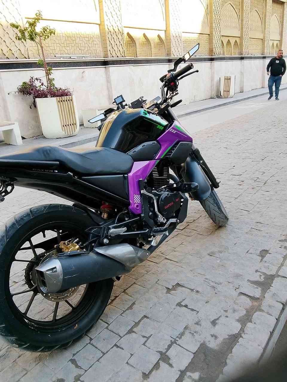 السلام عليكم 
دايون ميكا 200cc للبيع موديل 24
ماشيه 4الف دراجه جديده وكشخه شوفت عينك (الدراجه حديده يعني بدون كمرك )
السعر مليون 550 وبيه مجال ما عجبك السعر اتخطى ولا تكسر بحلال العالم 
موقع الدراجه بغداد👇
 وتساب متوفر ***********
