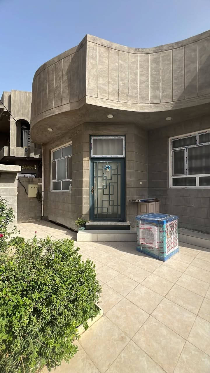 السلام عليكم بيت للبيع في حي الأمين الثانيه خلف حلويات قصر الشام مساحته ٢٠٠ متر واجه ١٠ نزال ٢٠  
بناء كامل حديث درجه اولى...📍📍 
يتكون البيت من 
(غرفتين نوم ومطبخ ومجمع صحيات مناور ثنين وكندور وصاله ,)
بناء حديث قبل سنتين 2024 درجه اولى 
مكانه جدا حلو وراقي خلف مركز سيف سعد مباشره البيت موقعه جيد جدا والمنطقة كُله بيوت حديثه ومرتبه ...
البيت شارعه الرئيسي  10 متر والفرعي 8 متر جدا مرتب ونظيف.....
البيت طابو زراعي سند 25صرف بسم شخص واحد تحويل مباشره بعد البيع .....
للاستفسار اكثر المراسله على الخاص وشكراً 
او الاتصال على الرقم ⬇️⬇️⬇️***********.
