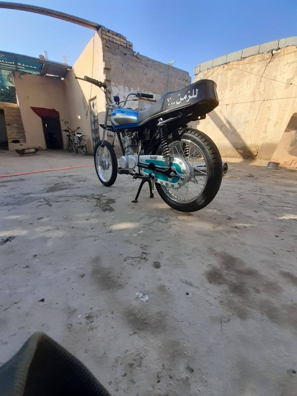 سلام عليكم دراجه البيع مديل 20 اوراق اصولي تعميره كله جديده بس مكينه مو نضيفه مفتوحه ولفات فقط سعر 700 ما يعجبه السعر لا يصير لوتي مكاني ناصريه سيد دخيل شراي يخابر ***********
