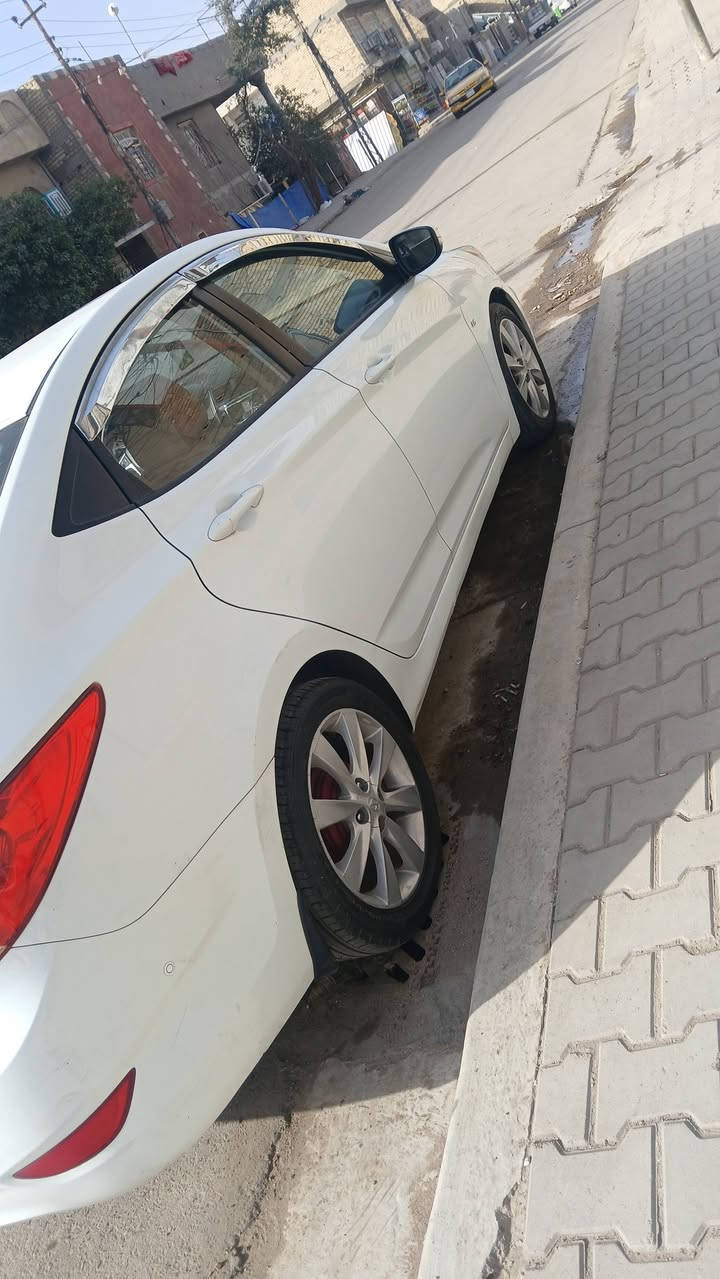 بسم الله الرحمن الرحيم السلام عليكم ورحمة الله وبركاته.....اكسنت موديل٢٠١٢ ابيض بغداد انكليزي بأسمي تحويل مباشر كامل مواصفات ما عداء البصمه ماشيه ١٢٦كم مكينه كير مكفولات محرك ٦٠٠ دوش قطرتين  بيه صبغ نص باب الخلفي مع الهلال بدون دواخل رش فقط خمسه ويل كب  بلاد خمسه تجاوي فئه بلوه دوشمه كاعيه مع الكشنات جاهزه بدون اي صرف السنويه ال ٣١ السعر ١٠٥ رقم ***********
