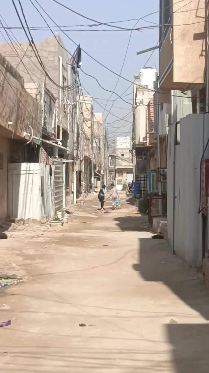 سلام عليكم بيت للبيع بلجاير شارع ابوطالب 60متر قرار محكمه بسمي البيت البيت يردله شوه ترتيب طابقين البيت على بيت بلفرع سعر 53 السفسار *********** البيت يصلح حسينيه
