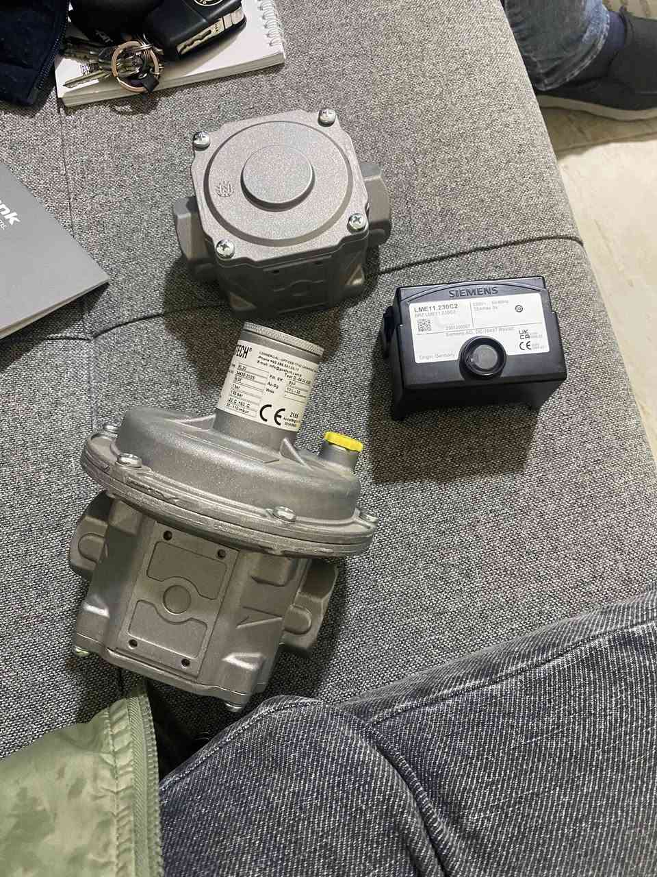 السلام عليكم 
مع حضراتكم مهندس محمد بكري.
ماكينات تحميص القهوة قائمة علي مصر حراري نقي و يتم التحكم فيه و حساسات حرارة لجمع معلومات عن الحبوب في مراحل التحميص المختلفة. 
مصدر الحرارة أنواع كثيرة من البرنرات سواء  atmospheric. , premix  , modulated burner and advanced burner.
سواء هذه البرنرات بها دوائر هواء و غاز او يتم عملها مستقله باستخدام فلاتر و multi block و منظم غاز .. إلخ.
و ايضاً شفط الهواء و التحكم فيه لضبط انتقال الحرارة داخل الدوام و كذلك الضغط. 
هدا بالإضافة الي التصميم الجيد و المواد المصنع بها. 
أرجو متابعة حساب الفيسبوك و قناة اليوتيوب.


**إذا كنت صاحب هذا الإعلان وتريد حذفه لأي سبب، رجاءا أرسل رسالة إلى الدعم الفني**