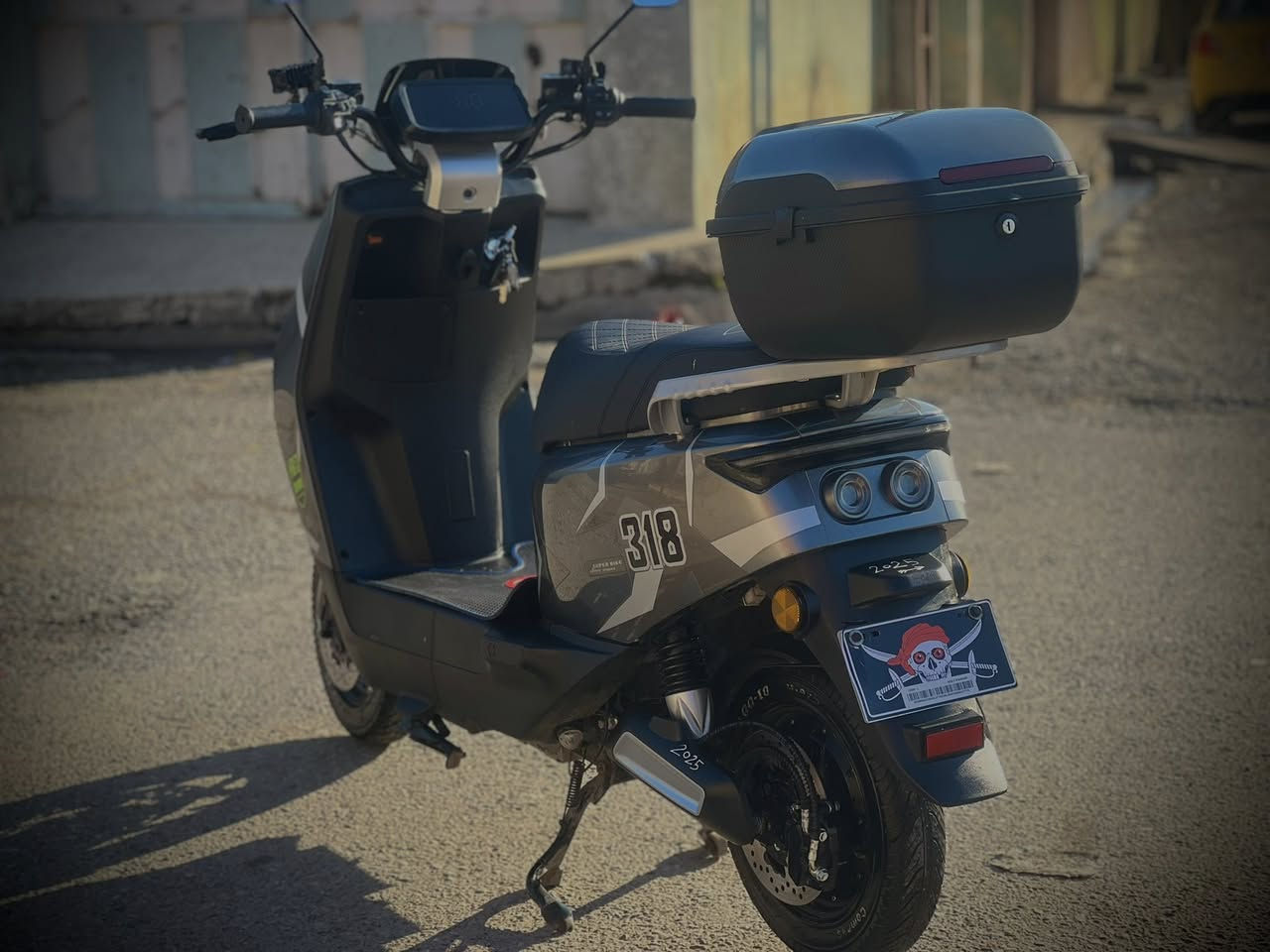 ماطور شحن للبيع 318
المواصفات 
6 باتريات دبل 
السرعه 99 حقيقي من 60 إلى 70 كيلو 
نظام بك R 
بريكات دسك هيدروليك امامي او خلفي
4 نمر
الشحنه الوحده اتمشيك اكثر من 40 كليو 
الماطور ماشي 1000
السعر 660 وبي مجال 
المكان موصل ايسر حي القدس 
للاستفسار اتصال *********** اومراسله واتساب
