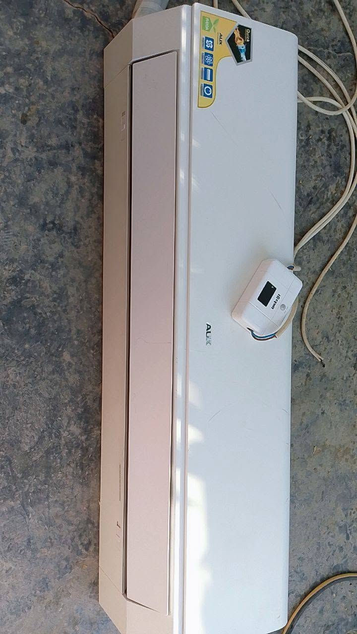 *للبيع سبلت AUX مستعمل 3 أشهر فقط - الأنبار / الشهداء* 

*النوع*: AUX جداري  
*الطن*: 1 طن - R410A غاز صديق للبيئة 
*الحالة*: مستعمل 3 أشهر، نظيف 100% بدون أي عطل
*التبريد*: تبريد سريع Quick Cool + صرفية اقتصادية 
*الملحقات*: مع القطعة الداخلية + الخارجية + الريموت

*السعر*: 550 ألف

*الضمان*: معاينة وتجربة التبريد قبل الدفع والاستلام  
*المكان*: منطقة الشهداء - الرمادي / الأنبار  
*التوصيل*: داخل الأنبار فقط، 

*للتواصل ع رقم*: ***********

السبب للبيع: نقل بيت. السبلت بعدة جديد ويشهد الله.
