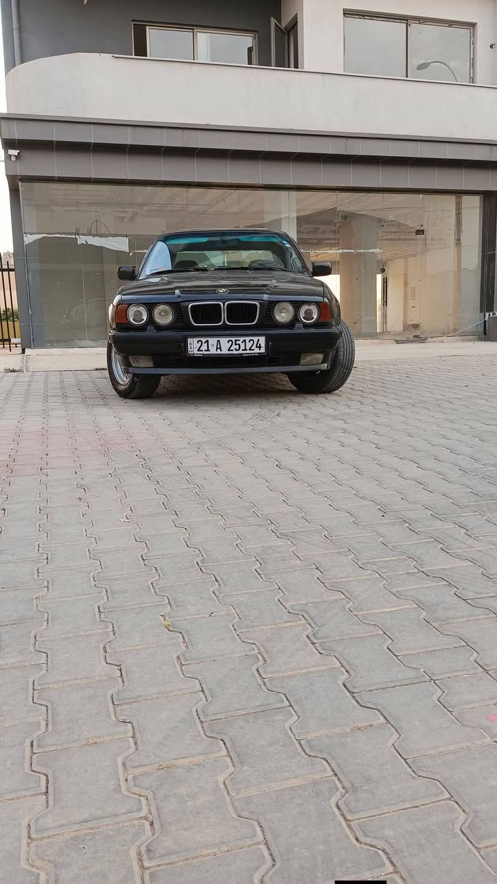 بي ام 525 اصل كبس عدل.موديل 1991. كير اوتوماتيك.تبريد شغال.سقف سلايت.تشغيل عن بعد. بجم عريض. 4جامات كهرباء. نظام سبورت ايكو شغال.بطاقة بنزين موجود. سنوية لحد 2027 .سنوية باسمي شرط تحويل.سعر65ورقة بيها مجال قليل. رقم موبايل *********** الشراي يخابر رجاء.مكان السيارة كركوك.
