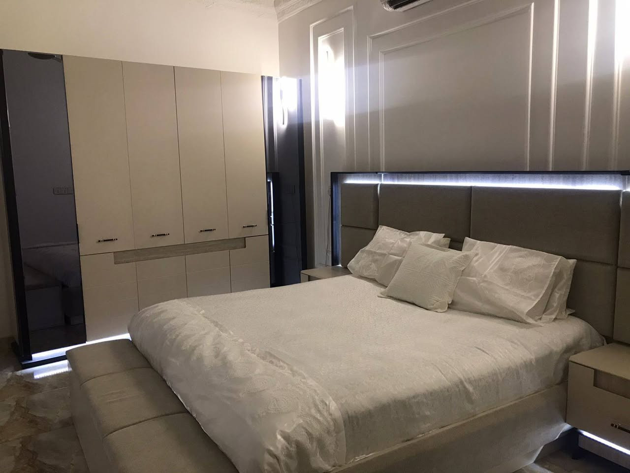 السلام عليكم بيت للبيع مساحته 191 متر طابو زراعي سند 25 طابقين الطابق الاول غرفة نوم سويت هول مفتوح على الصاله مطبخ وصحيات وطارمه وحديقة والطابق الثاني غرفة نوم سويت وبيتونه بناء حديث درجه اولى منطقة زوير الغربي شارع أسواق مارينا تفاصيل اكثر مكتب حكيم عبدالله للعقار والمقاولات *********** بي واتساب أو خاص موجود
