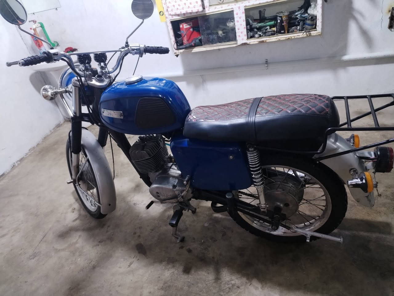 دراجە mz للبیع نضیف مودیل 1977 حجم محرک 150 ،،تعمیر جدید طقم گیر کلها جدید باتری جدید،،بس زنجیل و طوبە کلاج متغیر  گصە 100 کهربائی مضبوط 100/100 بدون اولیات ،،زنجیل دبلات تایرات مابی عیب بس بالنمر 4 یرجع مانعر فلها الباقی مابی ای شی ،،سعر 400 الف
***********لوغە عربی 
***********لوغە کردی
