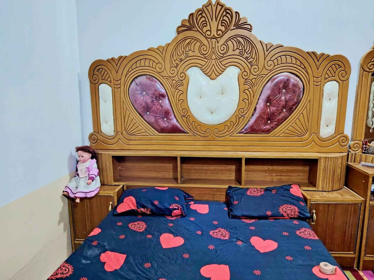 غرفه اخشاب عراقي للبيع نضافه فول لبيع عنوان كاطون رحمه قرب افران دبي مراسله صفحه وتصال ***********
