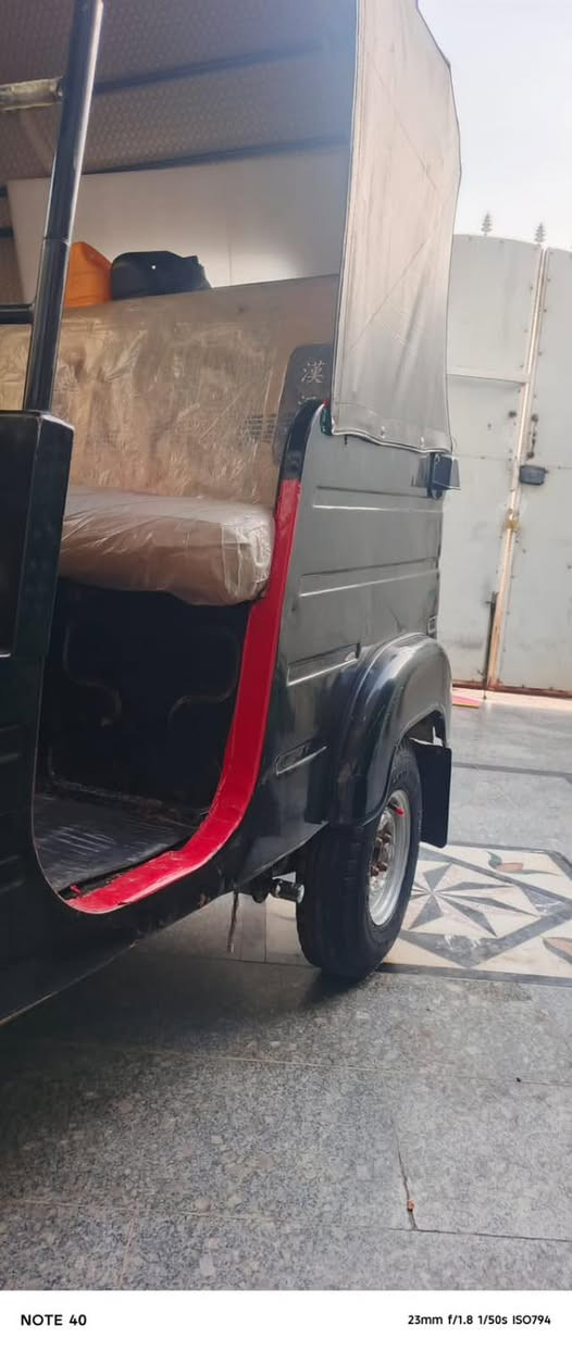 السلام عليكم تكتك موديل ١٩رقم واسط انكليزي مكانها واسط العزيزيه ضررها لغد الايمن فقط الباقي كفاله من الضربه والخياس كله مصور تكتك خير من الله كلجات جديد تخم تاير تكتك حلوه ونضيفه مال جناي راقيه السعر ٥ونص وبيها مجال حك الجيه *********** خاص ما موجود اتصل وبالخدمه
