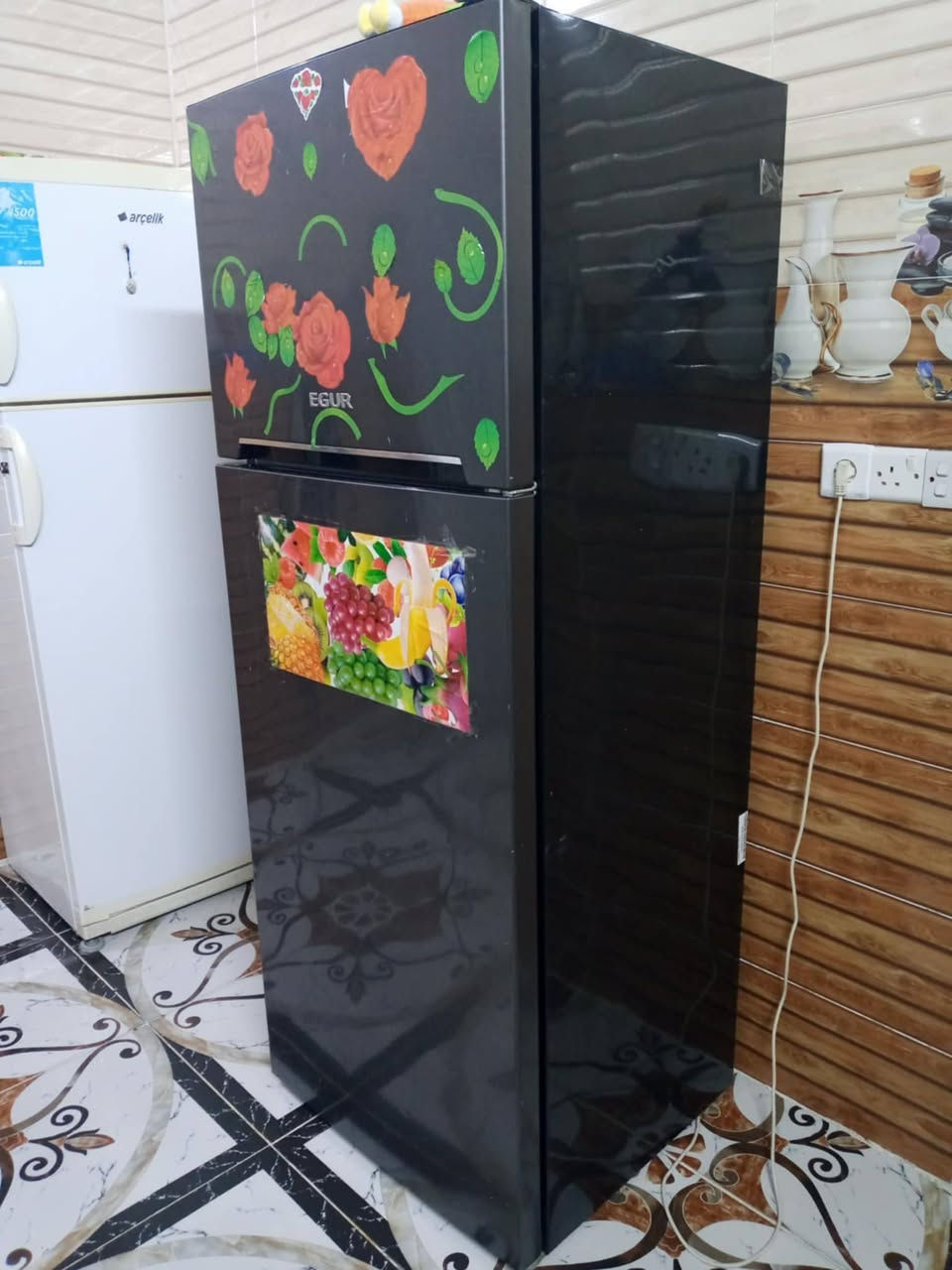ثلاجه نضيفه اي عيب مابيه السعر 190 وبيه مجال الشراي يخابر ***********
