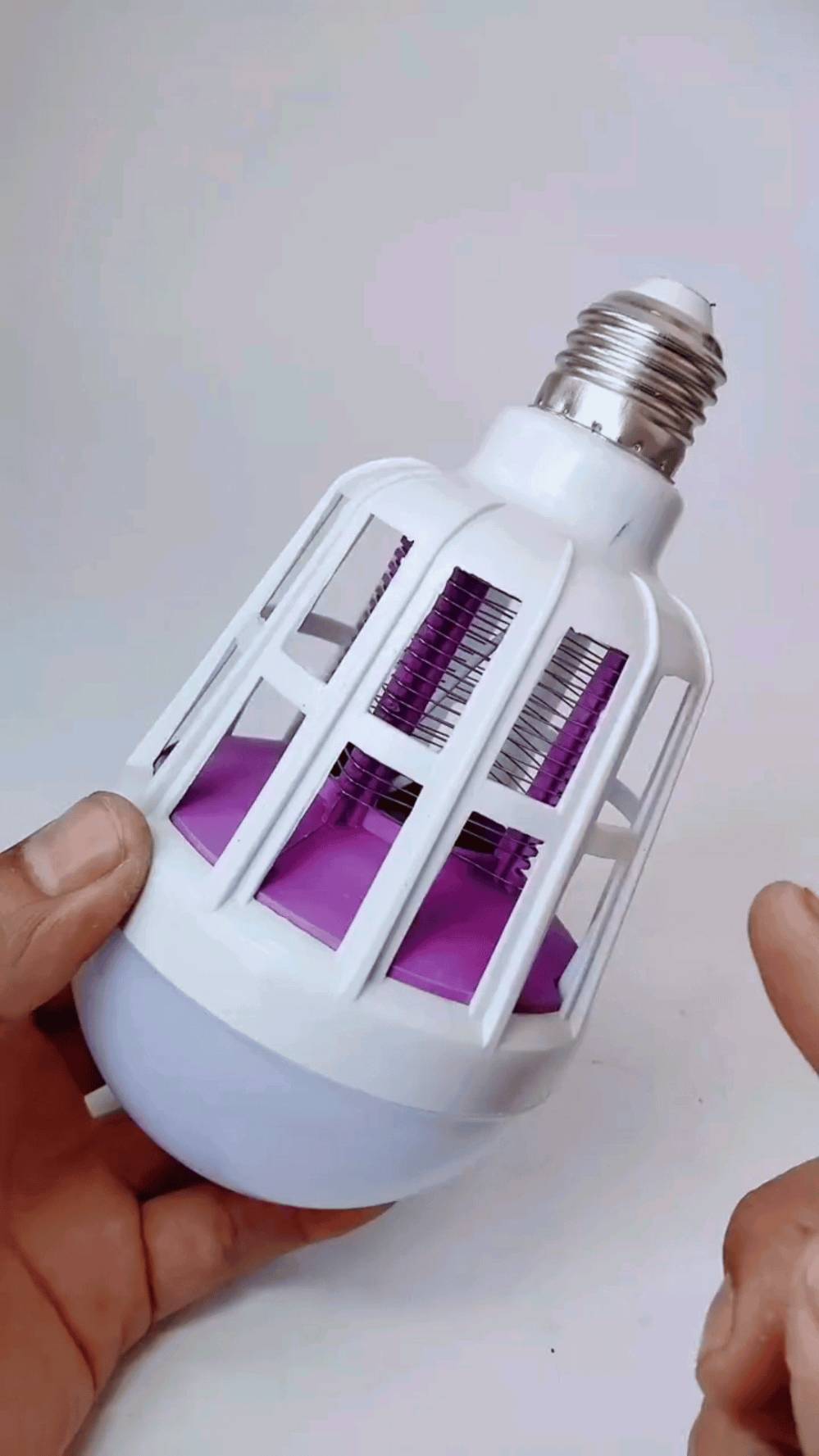 ودّع البعوض والذباب بأسهل طريقة!

لمبة إضاءة تشتغل مثل جهاز صعق ذكي وتقضي على الحشرات في ثوانٍ.

ضوء UV يجذب البعوض بدون مواد كيميائية أو روائح مزعجة.

استهلاك قليل للطاقة… وفعالية عالية طوال الليل.

تركّب مثل اللمبة العادية بأي غرفة في البيت.

حل مثالي للنوم المريح ولحماية الأطفال من اللسعات.

راحة، أمان، وإضاءة… كل هذا بمصيدة واحدة فقط!