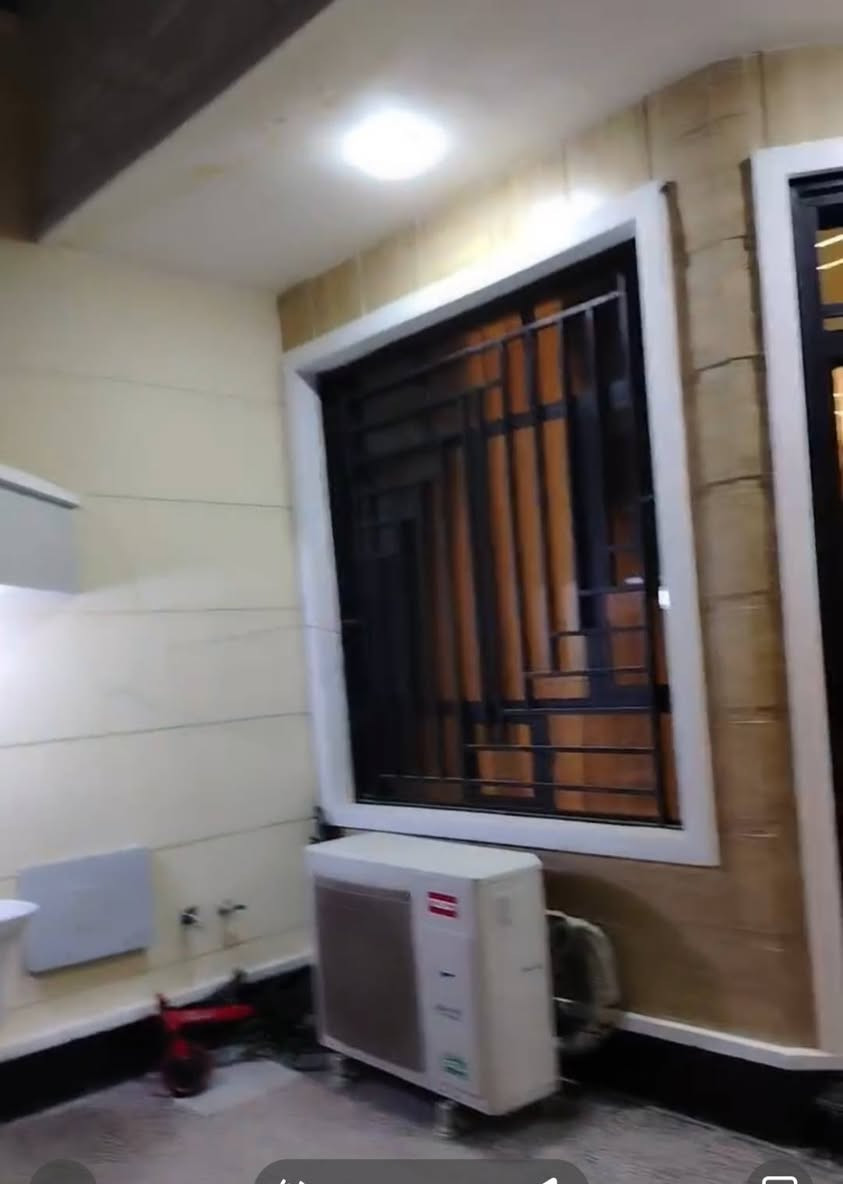 السلام عليكم
بيت للبيع في منطقة العبيدي الرئاسه طابو صرف

مساحه في السند ٧٥ واقع حال ٩٣ متر

يتكون من طابقين ونص ٣ غرف 

قرب الشارع العام مقابل التربيه القديمه

يقع في المربع الي بين شارع 20 وشارع 15

البيت امامه تشجير مسيج كامل 

بناء حديث جدا... درجة أولى 

رقم الهاتف ***********
