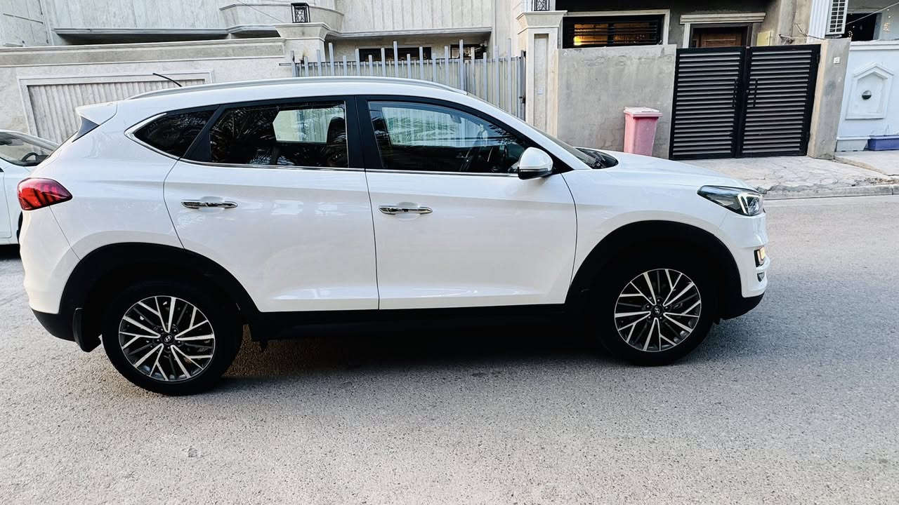 سلام عليكم 
للبيع هونداي توكسان موديل 2020 
فول مواصفات عدا البانوراما 
لايت خمس عدسات 
بيه صبغ نصف باب خلفي  ربع  بنيد صبغ 
تعديل بارد بيه  
ماشيه 113
المواصفات : 
* محرك :2000 دوش 
* بصمه 
* كراسي كهرباء 
* تبريد قطعتين 
* اشاير بلمري + المري شفط
* حساسات
* اناره LED اماميه وخلفيه 
* شاشة + كاميره + كاربلي 
* شاحن وايرليست 
العنوان : بغداد -  حي جهاد- الاطباء  
السعر : 187ورقه وبيه مجال 
باقي التفاصيل الاتصال ؏ الرقم او واتساب
***********
