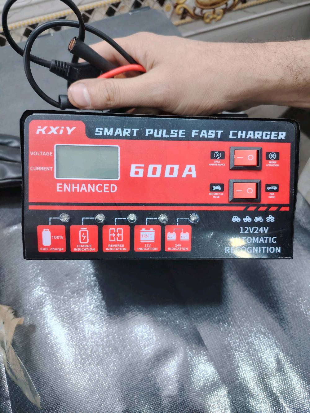 شاحن بطاريات ذكي يشحن جميع انواع البطاريات 