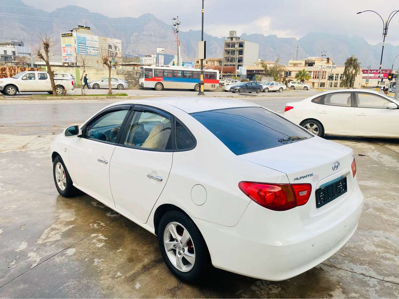 ئافانتي مؤديل2008

بي چالو بي شوخت

ته نها جي شانه كاني سبوخه

بؤياخي نيه خايس به شه رت

كه فه رگؤران به شه رت

سه ياره كه تابلي جوانه

ديناريك مه سروفي تيدانيه

بؤجوانيو پاكي وه سف ناكري

ماشالله ي ده وي 

هه موشتيكي به شه رتي فه حس

***********

*********** رانية, السليمانية
