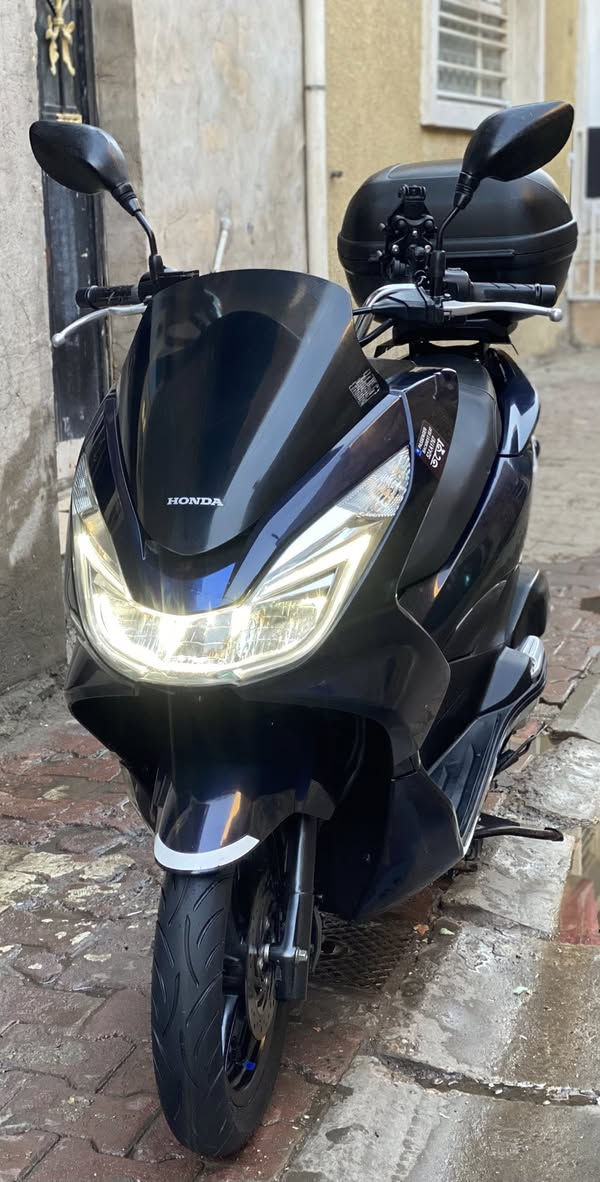 السلام عليكم شباب
للبيع دراجة pcx 2017 جيل ثاني 
مال رمبة الدراجة مكمركة اوراق موضحه 
بالصور جديد لوك بشرط 

لون نيلي صدفي مميز 
حجم المحرك 125cc 
عداد المسافة 25 الف حقيقي 
كاسحة صدار جديد 
جنطة ماركة چيفي اصليه حجم كبير 
والقاعده اصليه مالتة 
قاعده مال تليفون اصليه 
تايرات خلفي امامي بخط شركة 
حساس زدحام + ستان كهربائي 
عده الاسباين كاملة 
اوراق كاملة من صفر للياء 
ياباني JF56 - 1211506 
دراجة كفاله كشر مكينة كفرات 
بالعافية ع ياخذها جديده بشكل 

اي ستفسار متواجد خاص او واتساب 
رقمي *********** 

العنوان النهظة شارع شيخ عمر 
قرب باچة الحاتي
