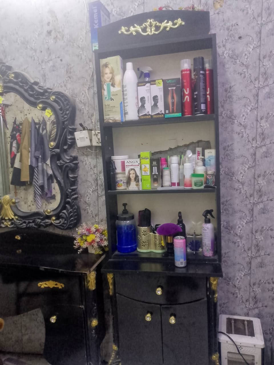 سلام عليكم ميز حلاقه البيع اي ضرر مابي وقنفه شويه تعبانه واليريد يدخل اخاص بغداد حي نصر  ***********الرقم
