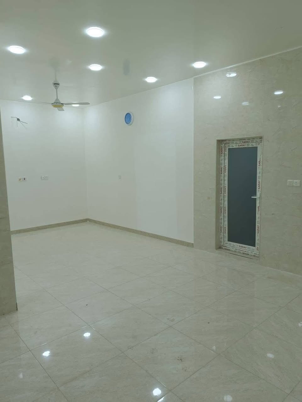 #شــقـة_للايــــجـــار  🏠📍 الموقع: العروبة الأولى – خلف حلويات المصطفى
🔹 طابق: ثاني
🔹 تفاصيل العقار:
 • غرفتين كبار
 • صالة واسعة
 • مطبخ
 • مجموعة صحية
 • بناء حديث 2025 ✨

#للاستفسار__والتواصل ***********
او زيارة مكتبنا الكائن في حي المعلمين نزلة فلافل تشرين
